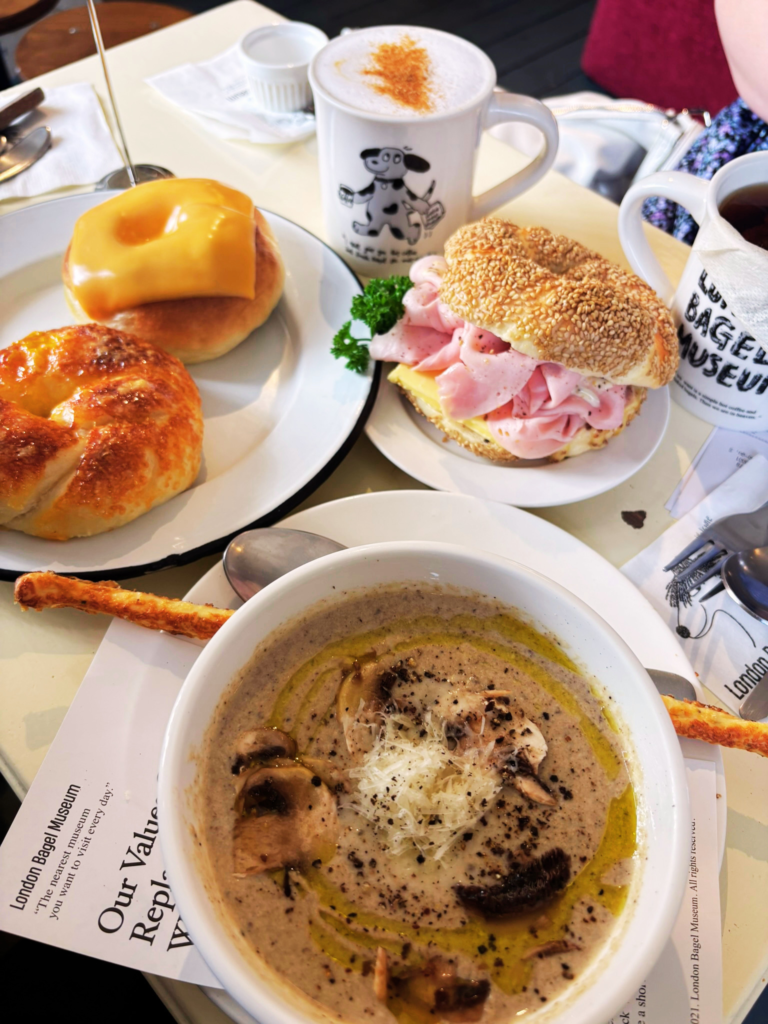 注文したベーグルと飲み物、スープ